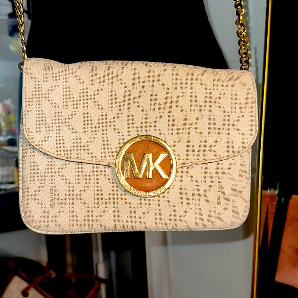 ✨MICHAEL KORS authentic cross body bag in cream and white. Like NEW✨